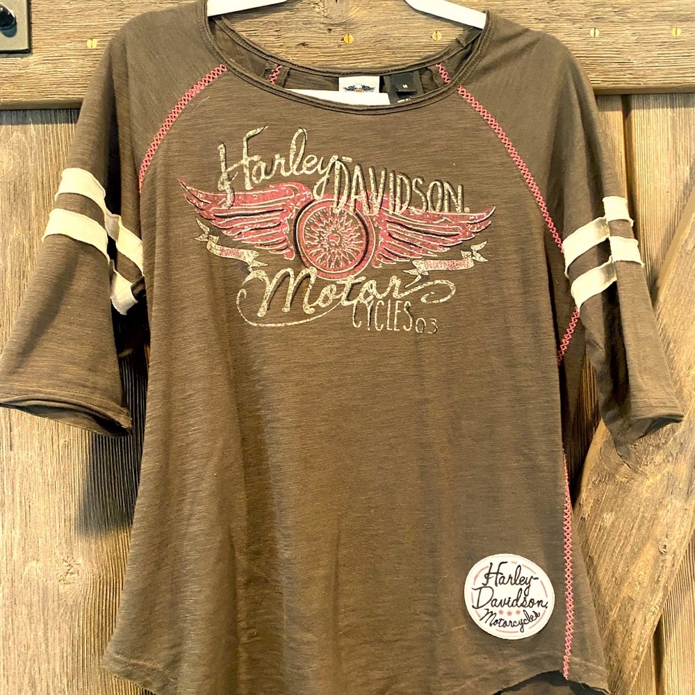 HD super cute women’s top. Size M.